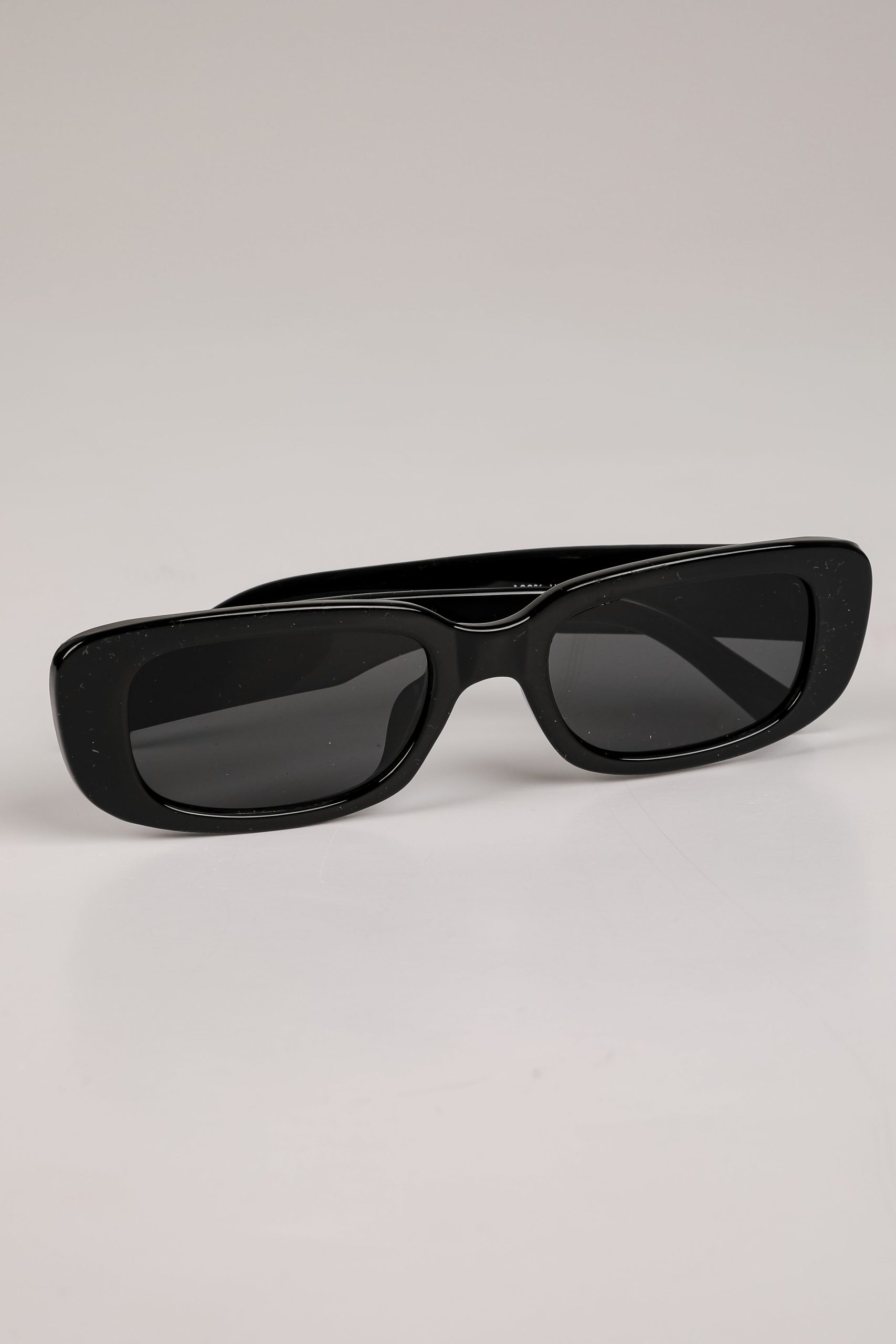 shopdressup_black_oval_sunglasses-4.jpg