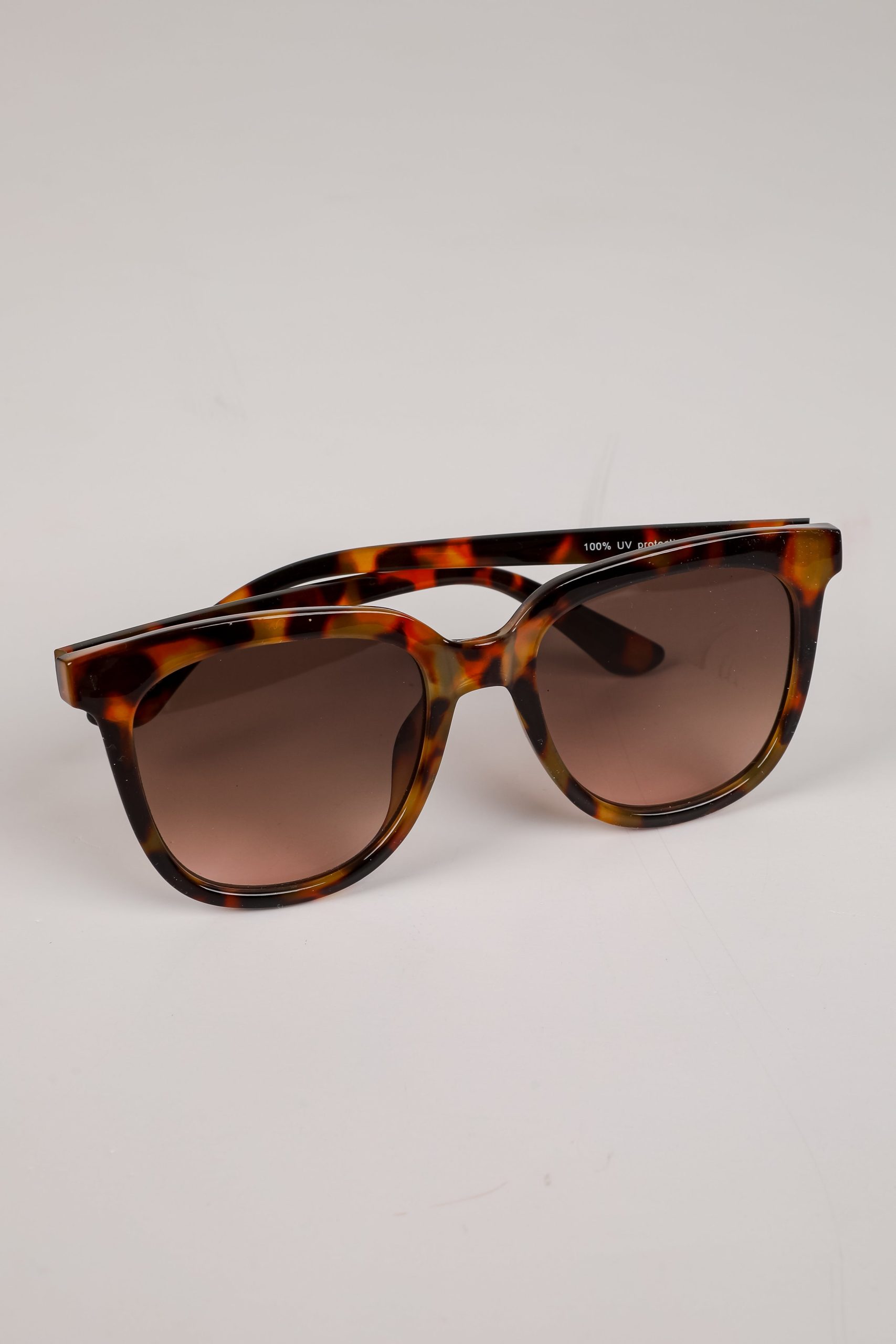 shopdressup_tortoise_round_sunglasses-5_16bc9787-8e24-41cc-8f5d-71b826ac1074.jpg