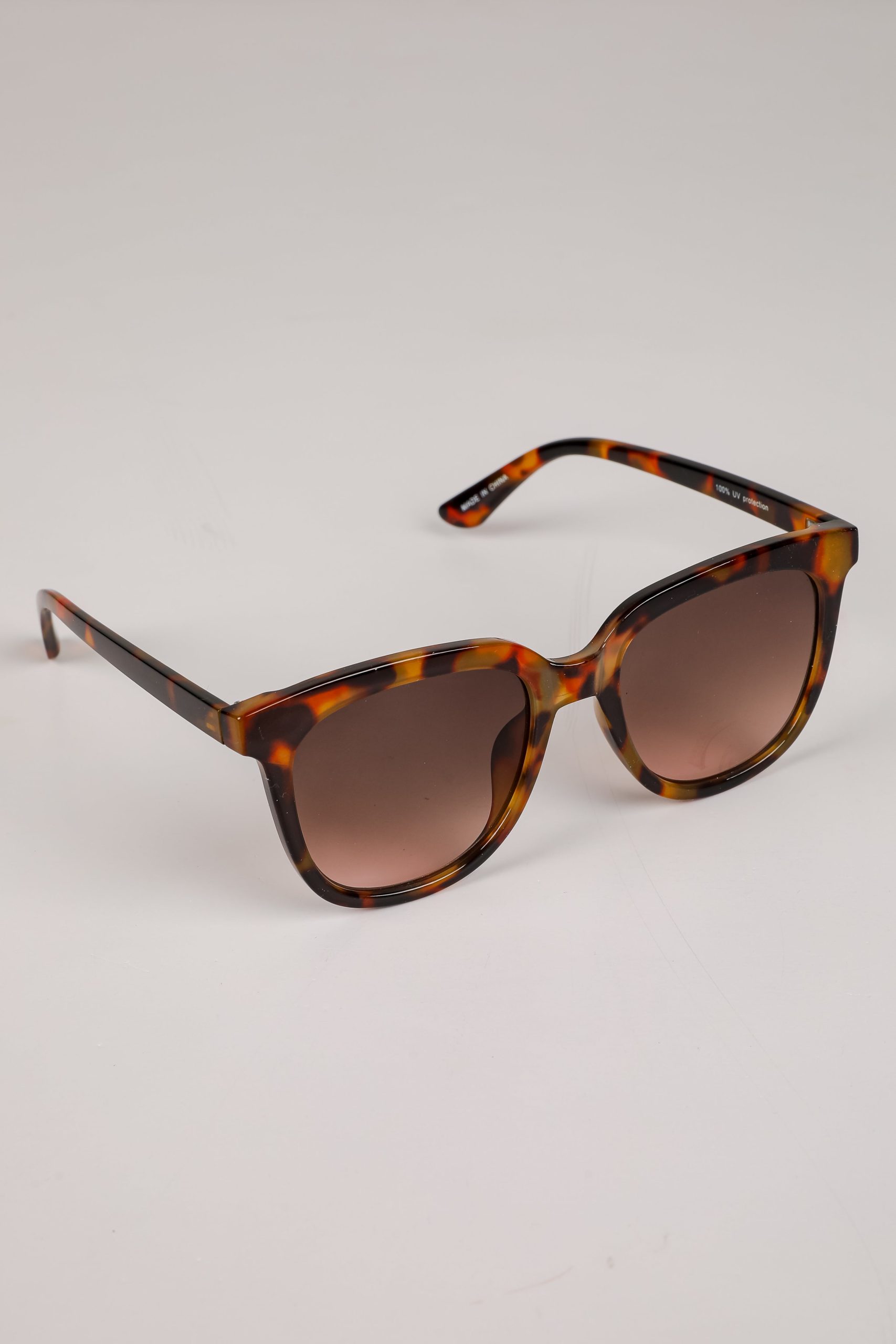 shopdressup_tortoise_round_sunglasses_71f63d79-dc3e-45f7-8046-3854e5d9f258.jpg